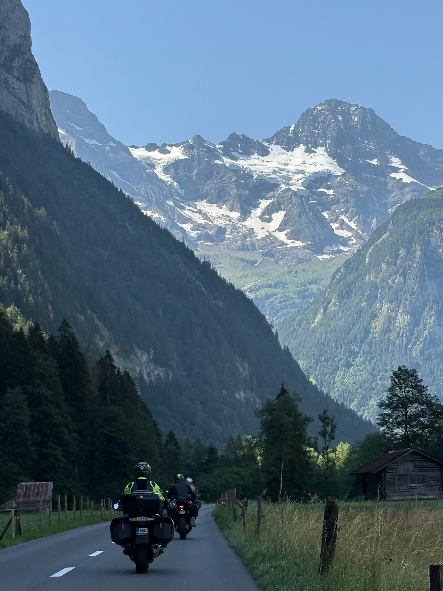 Locarno järv ja arhitektuur motoreisi peatuspaigana