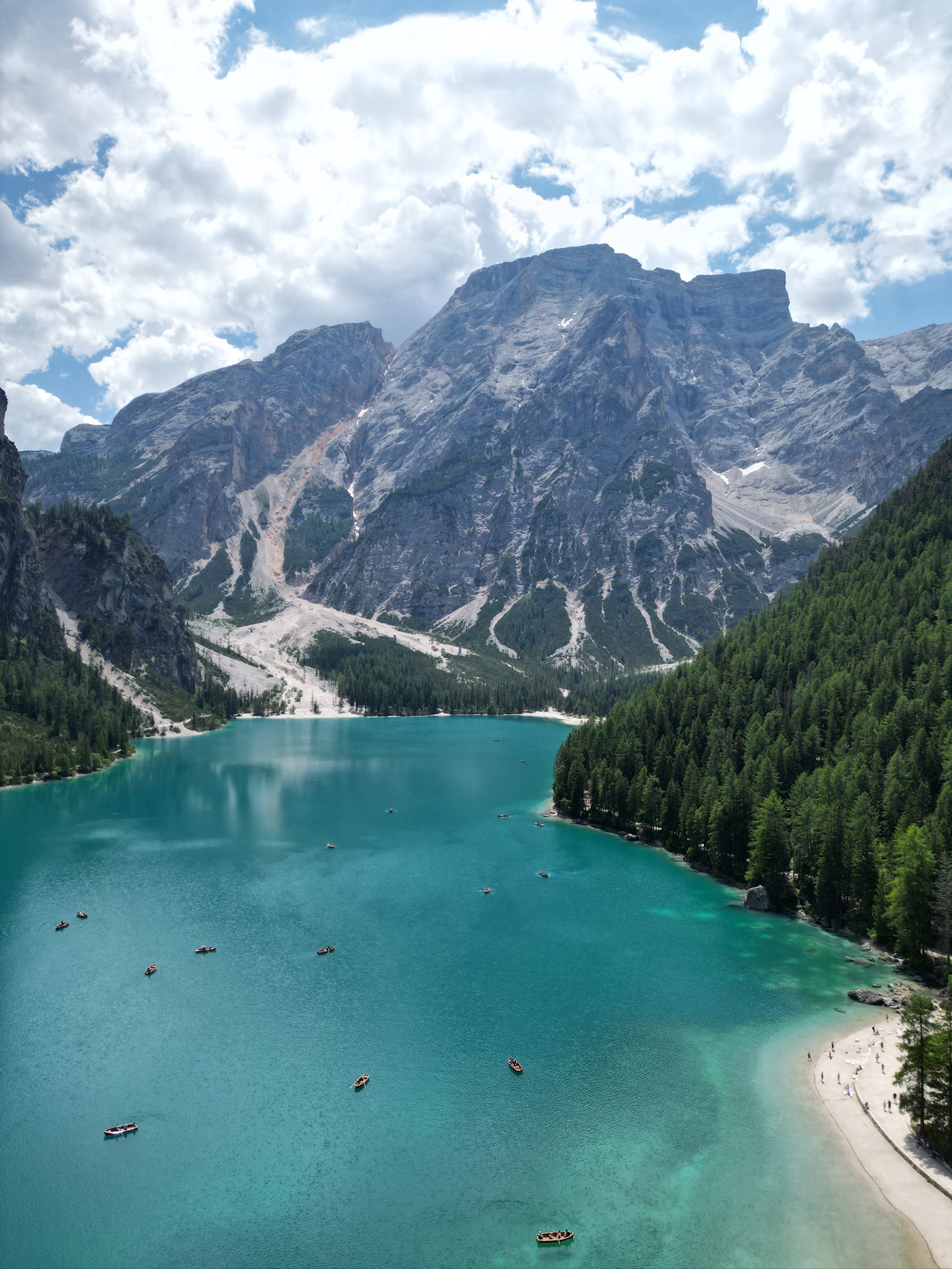 Lago di Braies järv Dolomiitides mootorratturitele populaarne peatuspaik